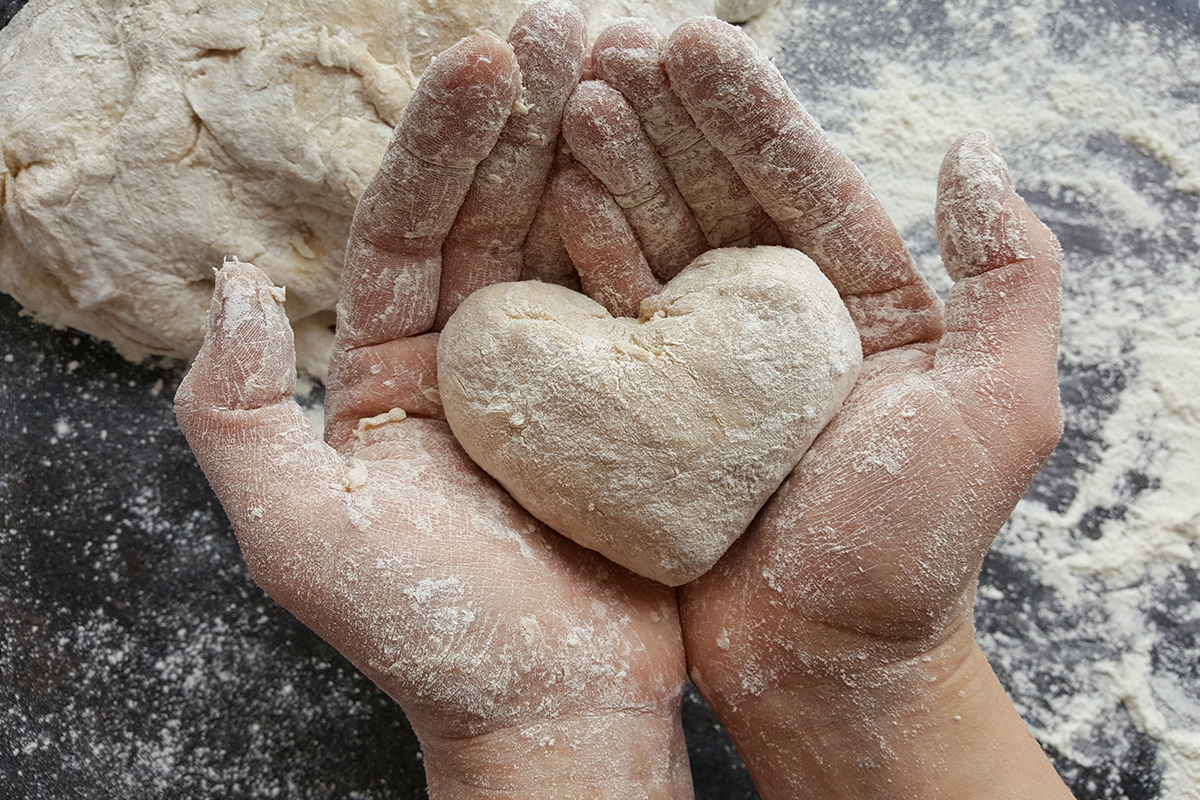 Hand formt Herz aus Teig | Dördelmann Backwaren Vertriebs GmbH & Co. KG – An der Bewer 10 – 59069 Hamm