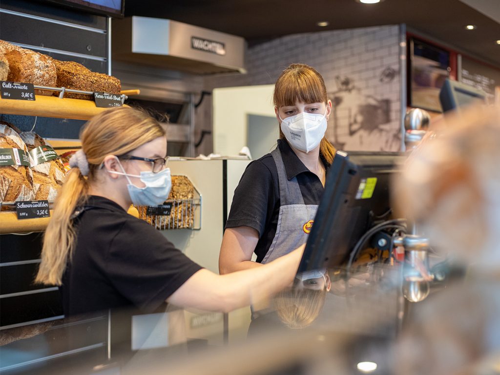 Verkäuferinnen die die Kasse bedienen | Dördelmann Backwaren Vertriebs GmbH & Co. KG – An der Bewer 10 – 59069 Hamm