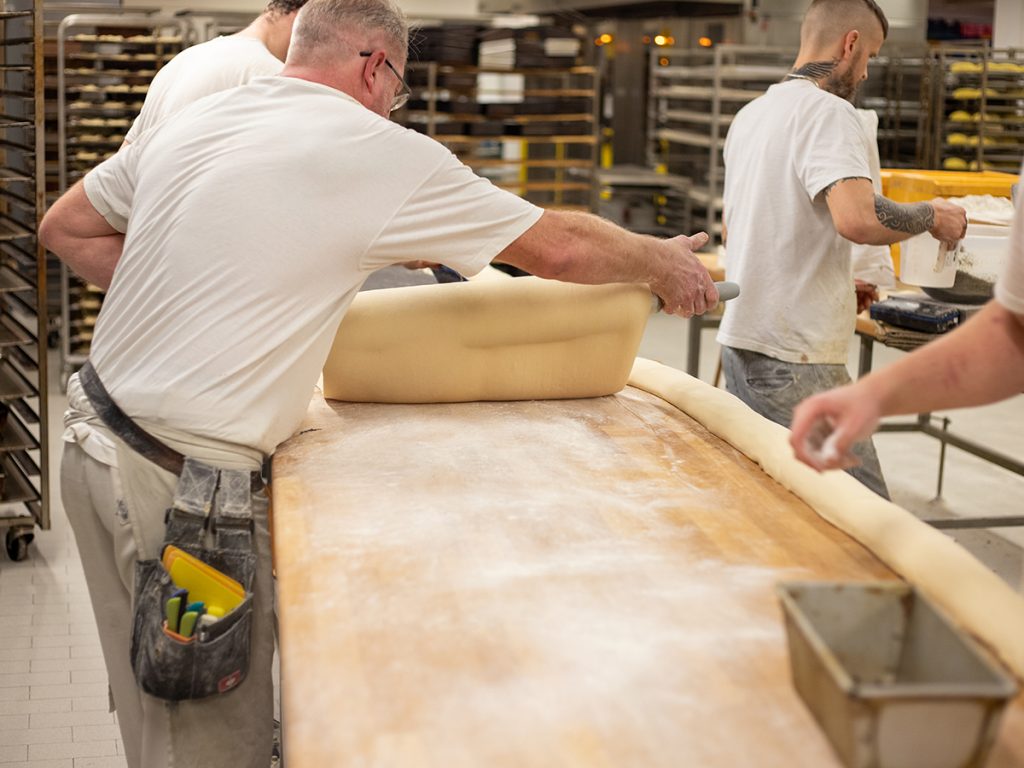 Bäcker rollen Teig aus | Dördelmann Backwaren Vertriebs GmbH & Co. KG – An der Bewer 10 – 59069 Hamm