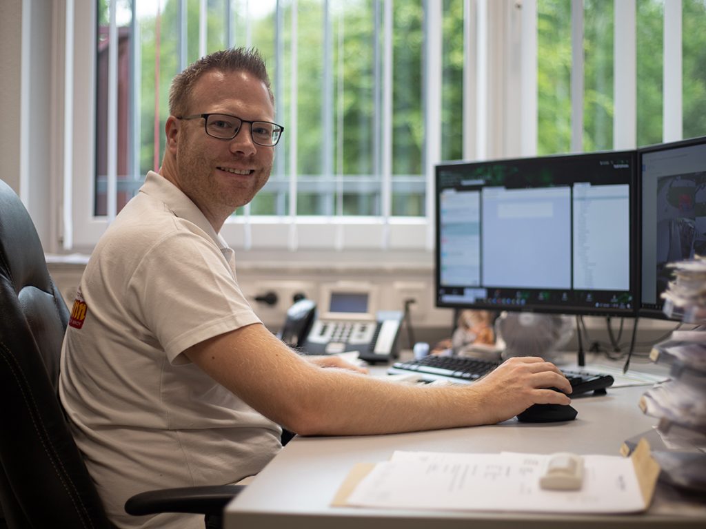 Geschäftsführer bei der Bestellung neuer Ware | Dördelmann Backwaren Vertriebs GmbH & Co. KG – An der Bewer 10 – 59069 Hamm
